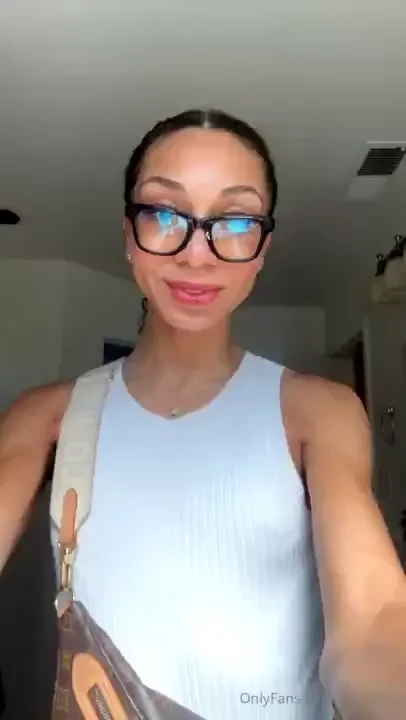 Thought this was cute hehe do you like a girl with glasses 