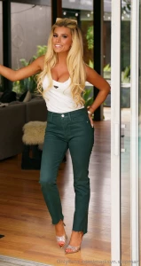 I feel so sexy in jeans white tank and heels