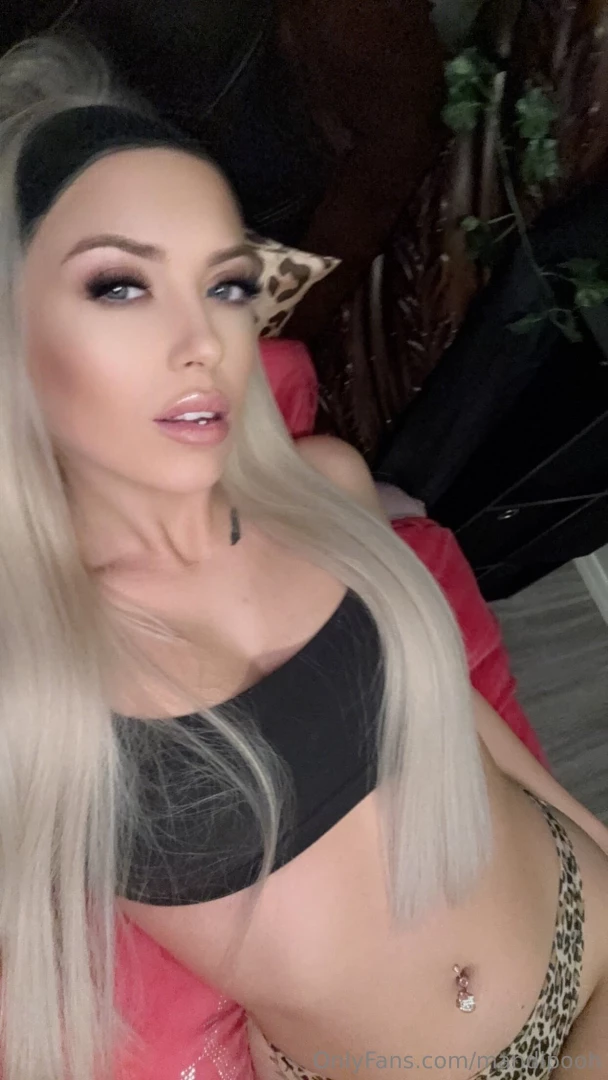 She s doing a huge sale omg i can t believe she s actually sending 