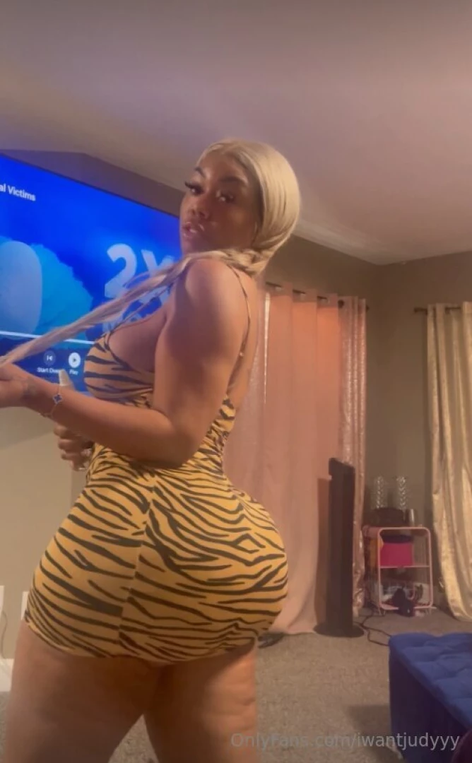 Send me a 10 tip plus a dick pic and i ll send you another voice 