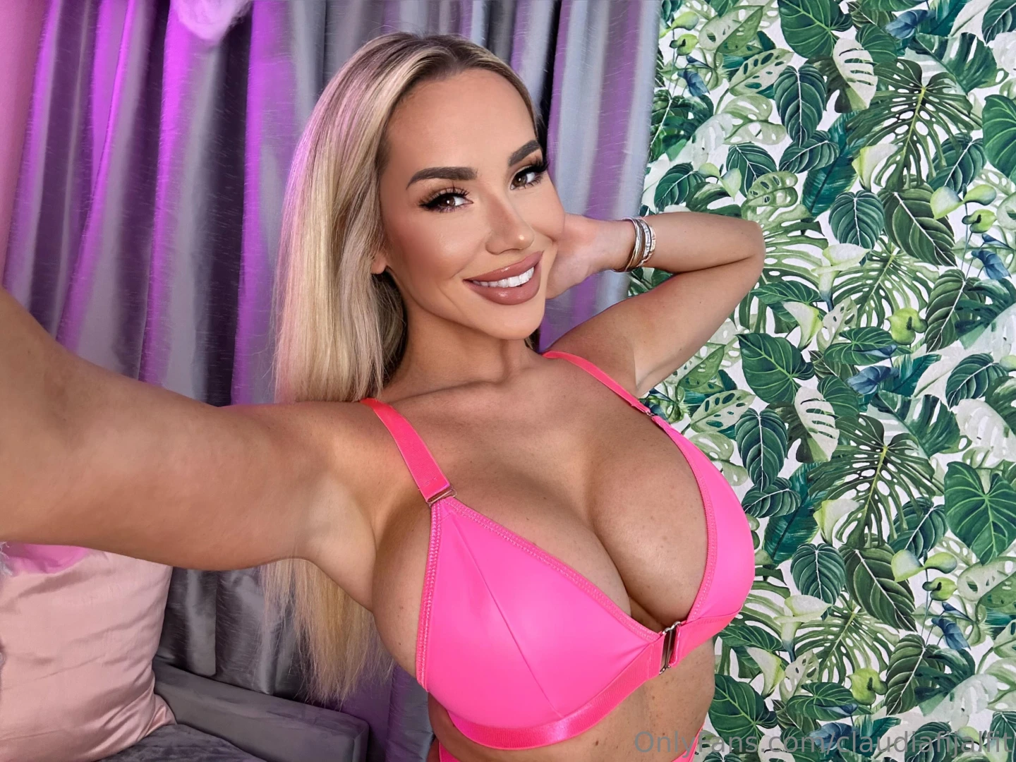 Big titties make everyone smile 