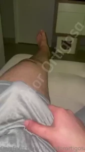Quem mais gosta de uma pica bem rosinha e dura saindo pelo ladinho do part 1