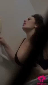 Turbulencias el ba o del avi n es peque ito pero suficiente para