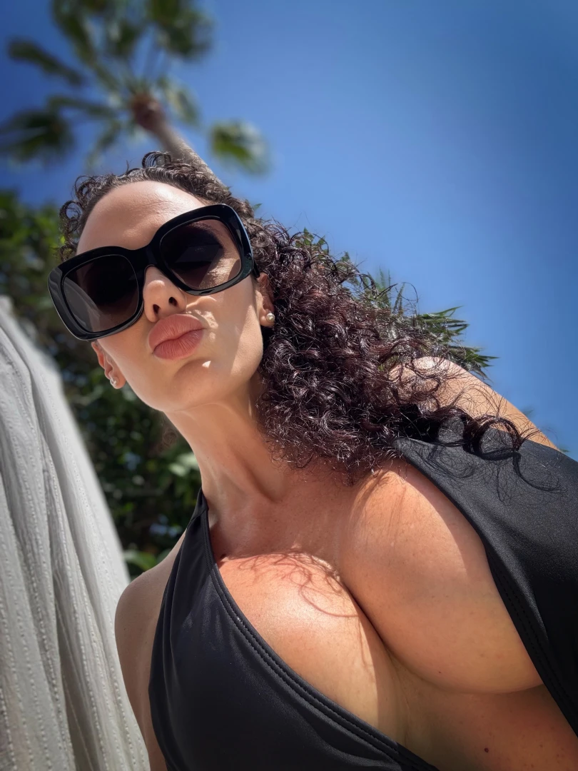 Imagina correrte en mis tetazas y dejar todo el ba ador blanquitoooo 