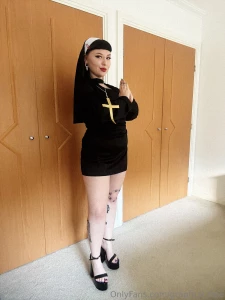 Sinners line up for sister sewergirl s special brand of salvation will