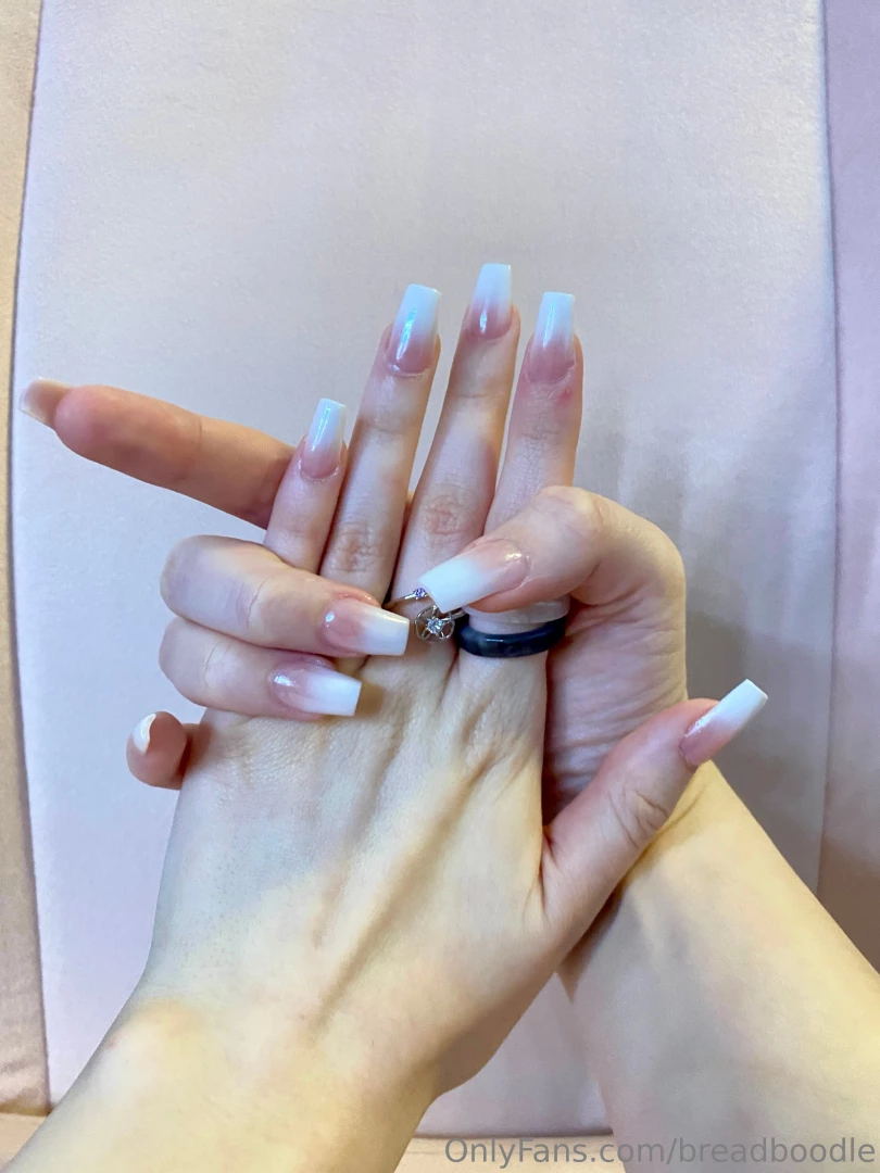 Teehee i got a little manicure and pedicure today 3 here are da nails part 1 