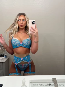 Go subscribe to my sexyyy bestie sophie she just started her of page