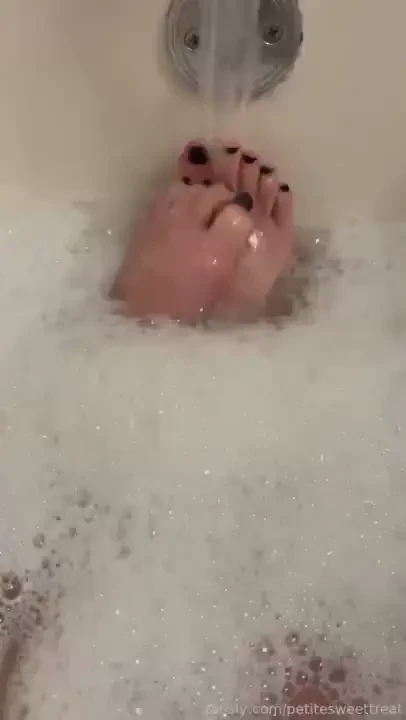 Little foot dance in the bathtub this is just something extra regular 