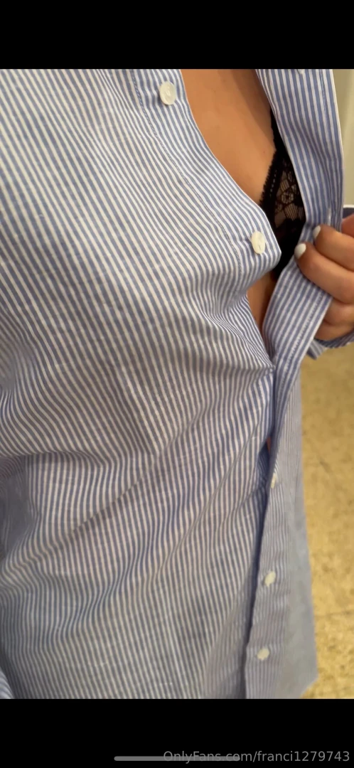 28 foto del video fatto da una mia amica dove solo in camicia e part 1 