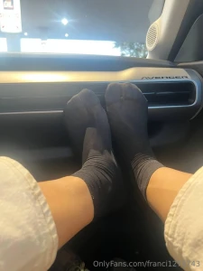 26 in giro in macchina ho bisogno di togliermi le scarpe anche se con