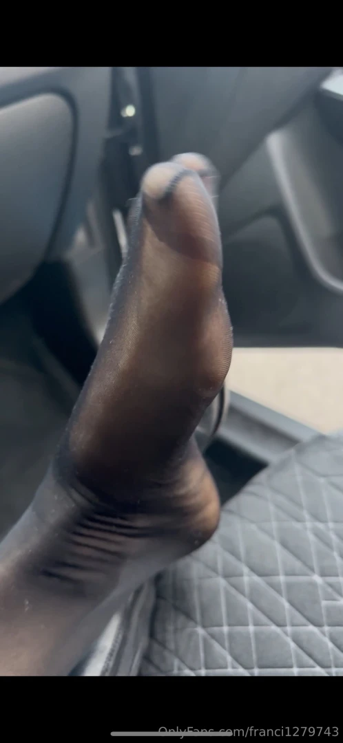 27 foto video in macchina in collant da due giorni che tolgo texani e 