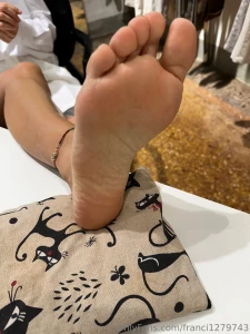 5 piedi sul tavolo