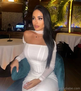 Mi porteresti a cena fuori