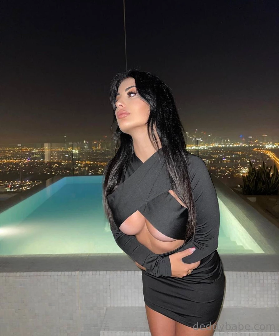 Non sarebbe male un tuffo in piscina ma magari prima mi spoglio 