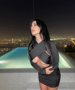 Non sarebbe male un tuffo in piscina ma magari prima mi spoglio