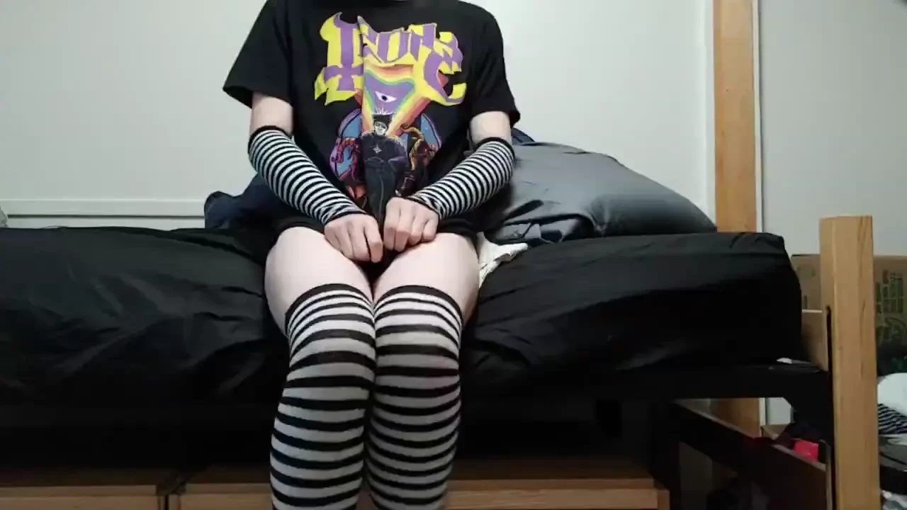 Cutie waiting for you to come home 
