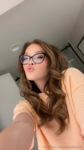 From signing at the convention to dancing on stage ya girl is busy but