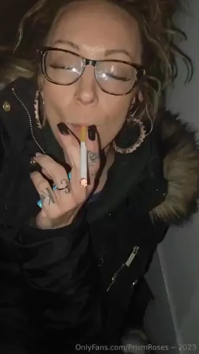 Ohhhh it s hella cold out now but i m not gonna not smoke cuzza that 