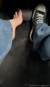 2 min video driving in my converse and slipping one shoe and sock of