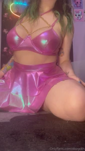 If you were wondering what outfit or cosplay options i have for custom