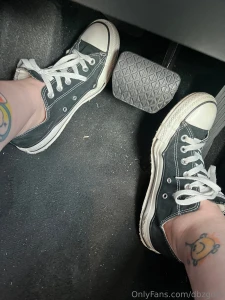 Barefoot in converse hehe