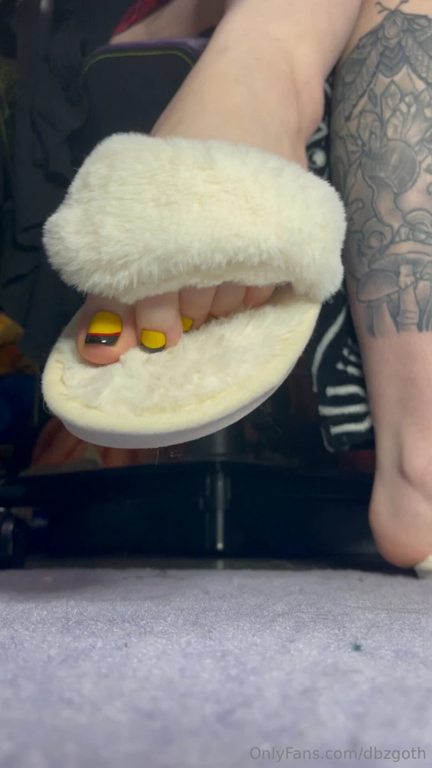 White fluffy flip flop slippers 