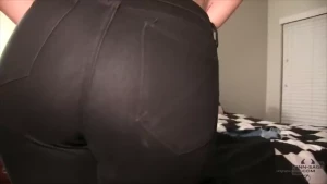 Worship my curves in this form-fitting black pencil skirt