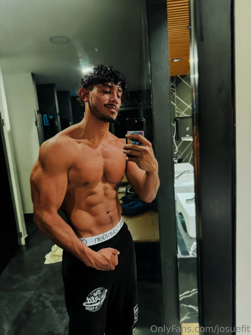 Who wants to be the first to see what i m packing 