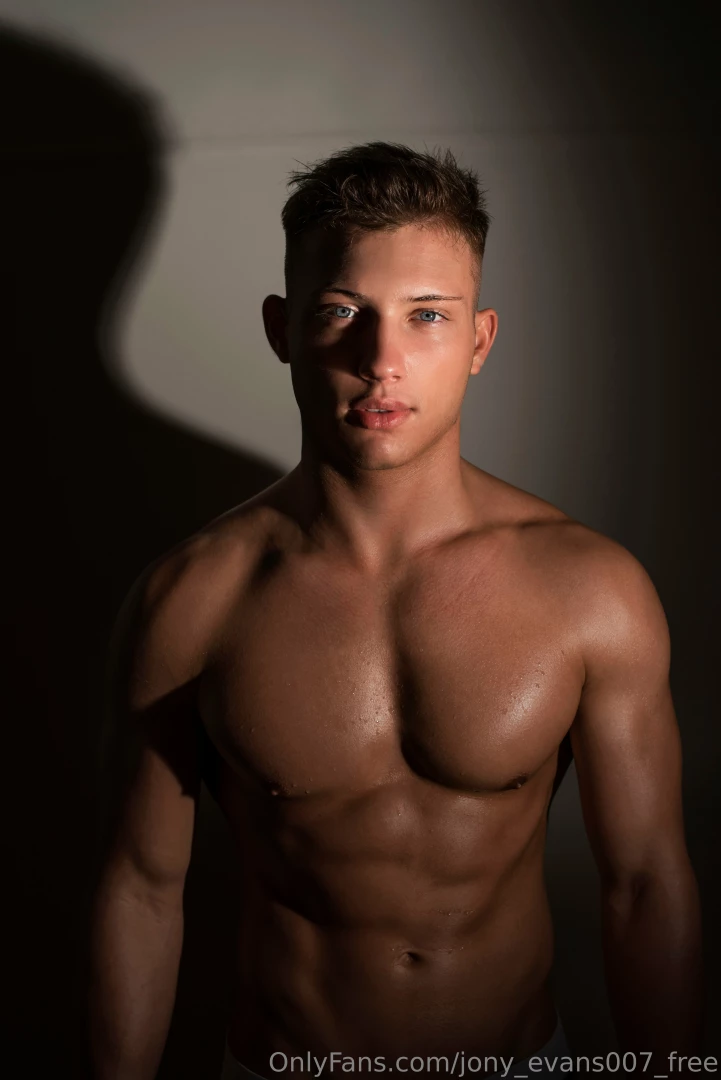 Just love this play of light and shadows on my body wanna see more 