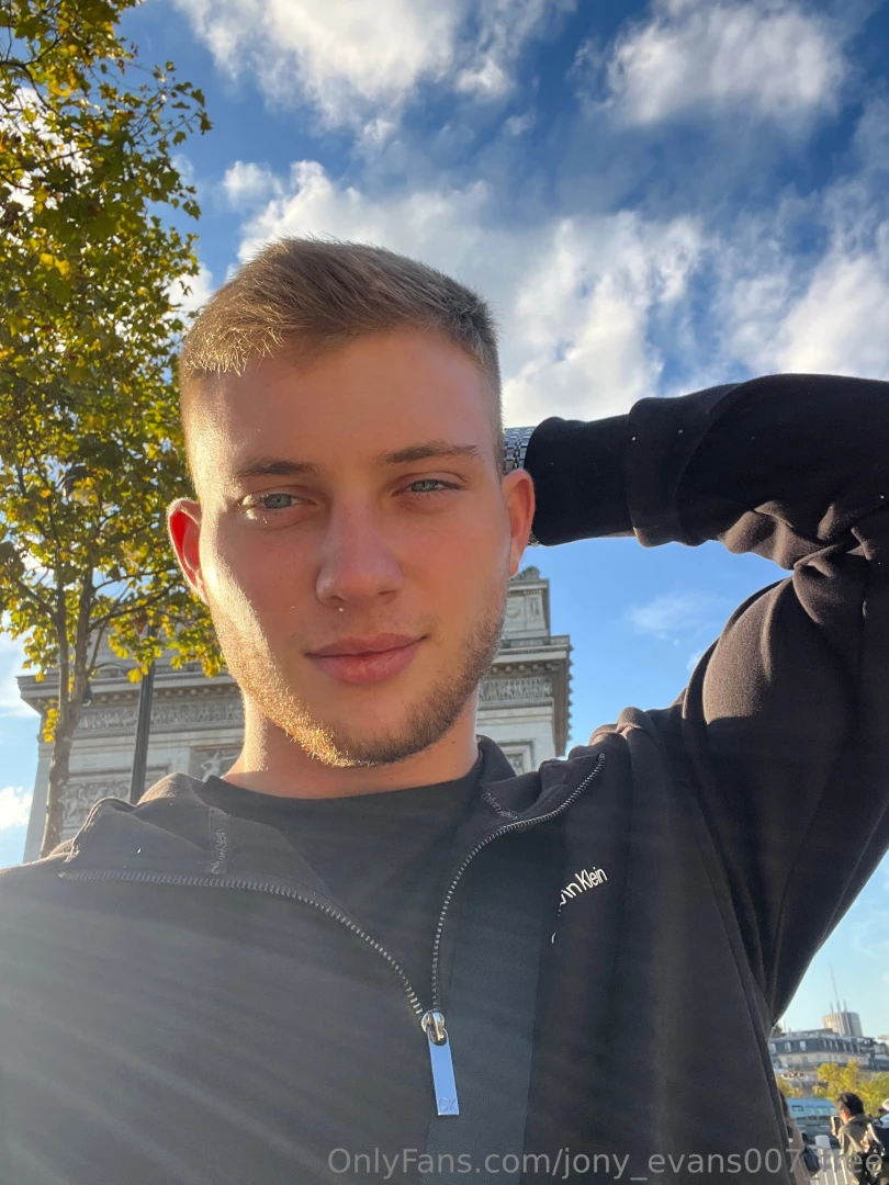 Celebrating one more sunny day in paris but how about making tonight 