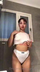 M s me miro en el celular y m s me excito les gusta como muevo la