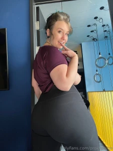 Like this post if you like me and this ass in leggings xd