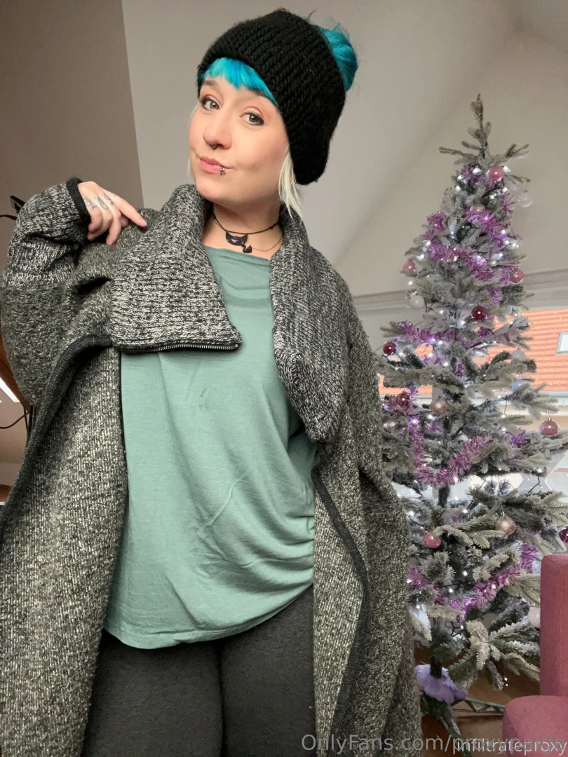 Comment down below what you want from mrs proxy claus this year 