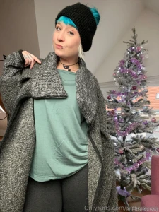 Comment down below what you want from mrs proxy claus this year