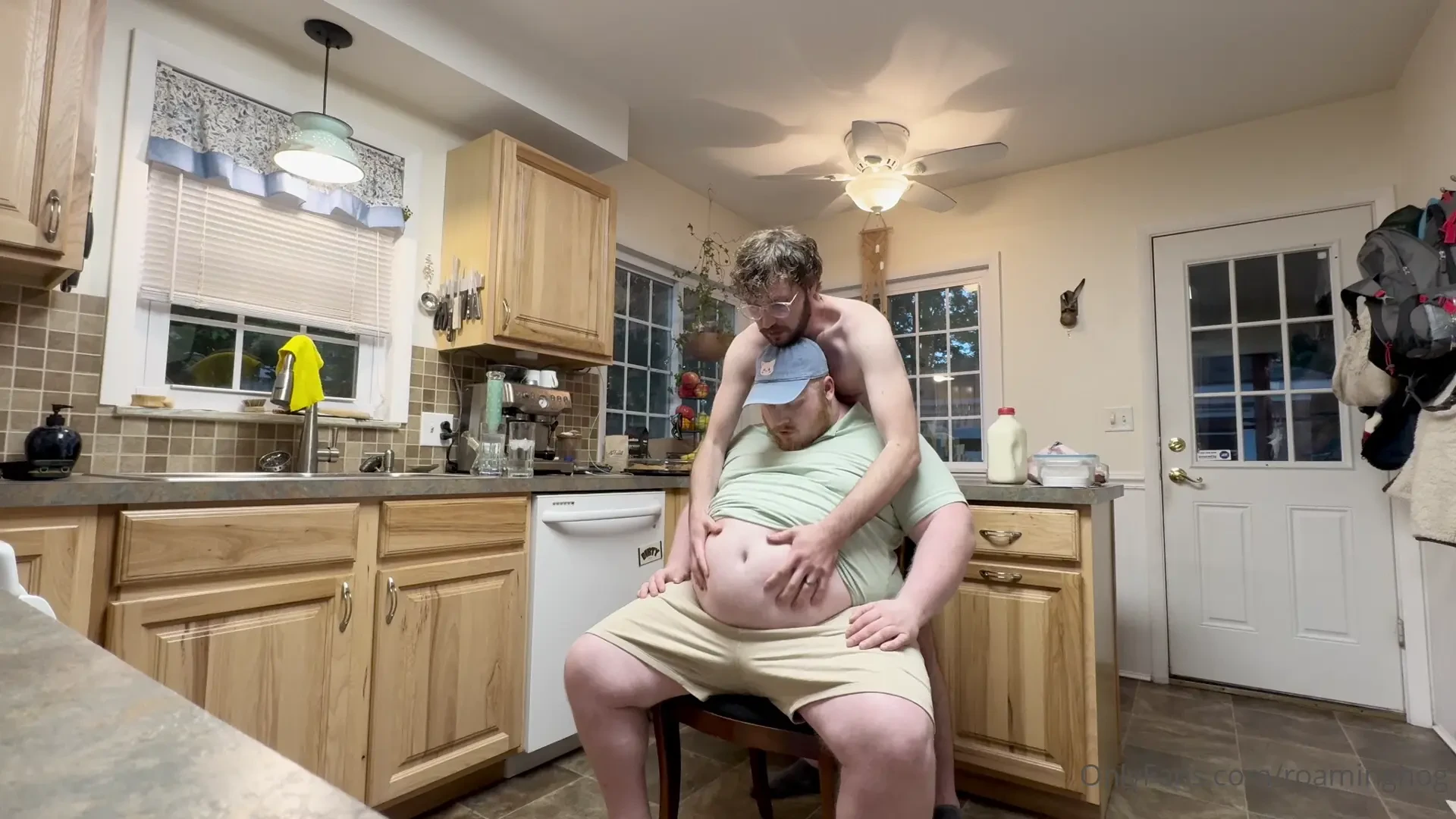 Time to feed thanks thembotwotter for stuffing this tank 