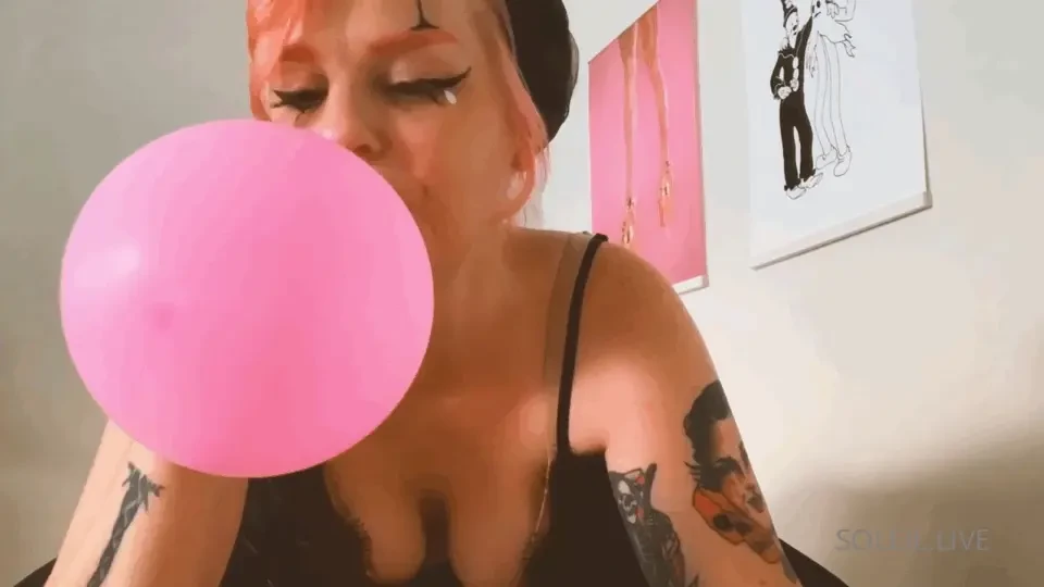 Finishing off freaky friday with my first ever balloon video if it 