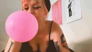 Finishing off freaky friday with my first ever balloon video if it