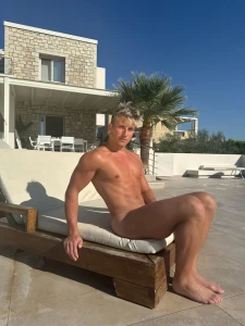 Wanna get on a new holiday who s helping me