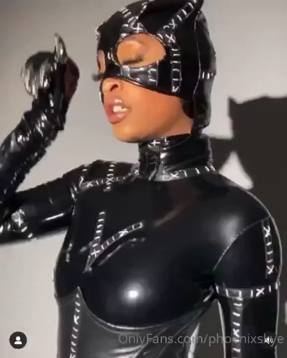 Catwoman loves to scratch cosplayweek 