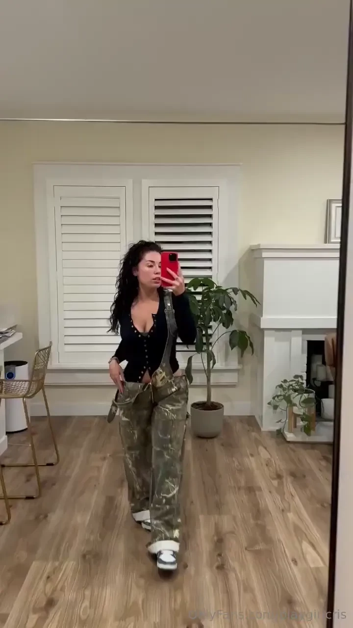 Happy monday daddiesssss who s gonna play with me today 