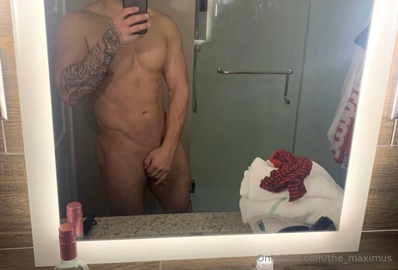 Hey there tell me what wanna see baby 