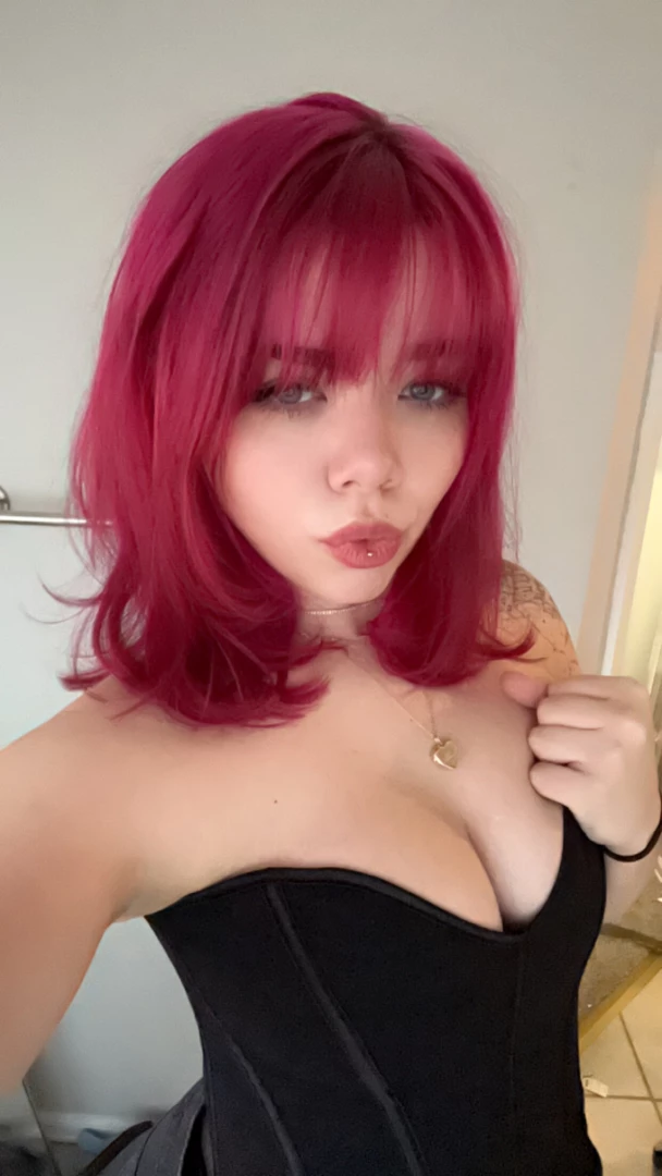 Been waiting for you to dm me baby dont be a stranger 