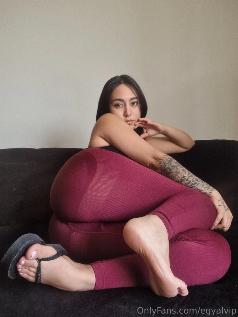 Just showing my feet and my new flip flops 