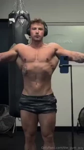 3 weeks to go lowest weigh in so far striations are coming through 3