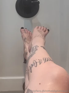 Splish splash feets in the bath
