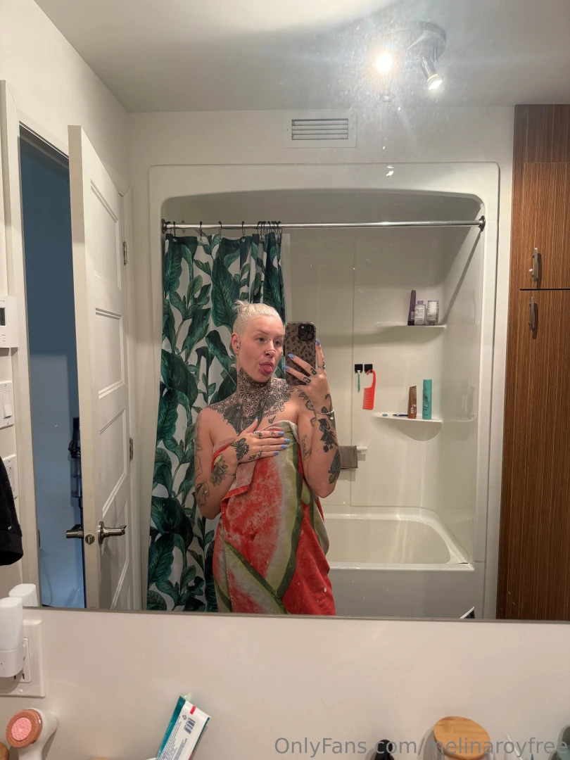 Fra chement sortie de la douche oublie pas de t abonner mon vip pour 