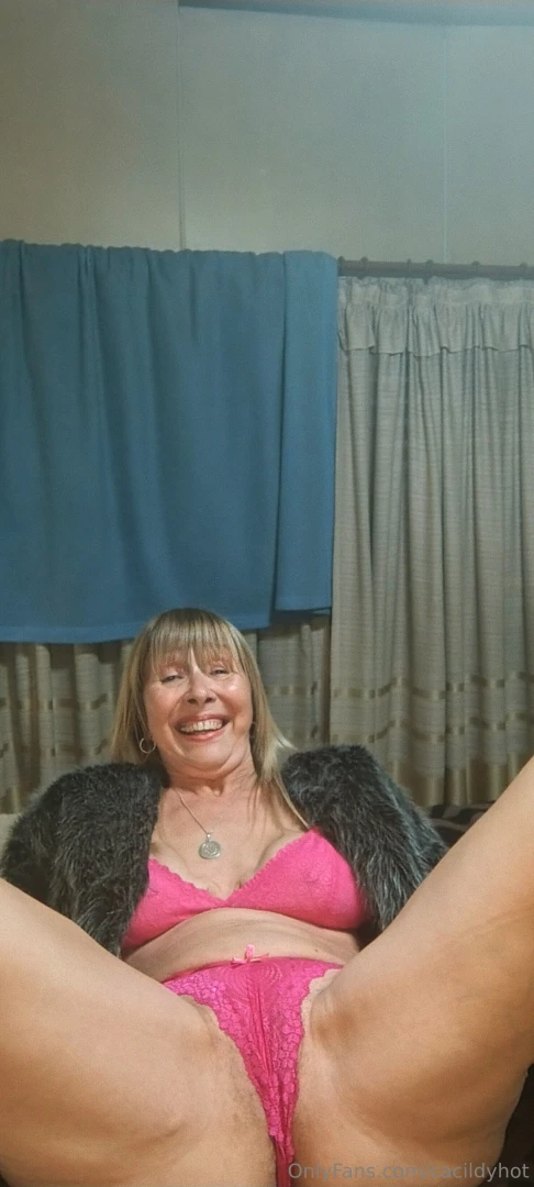 It s raining today and i m really really horny it s so cold i need you 