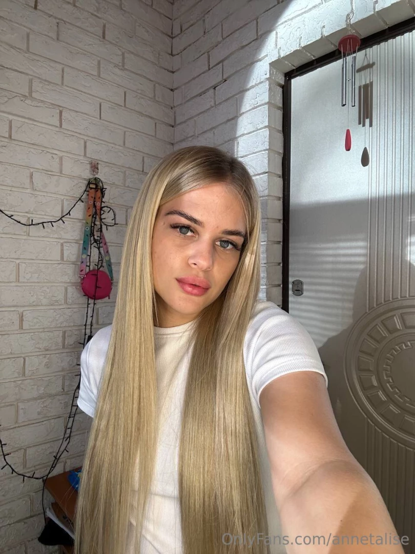 When it s evening outside the window and my hair is flowing under the 