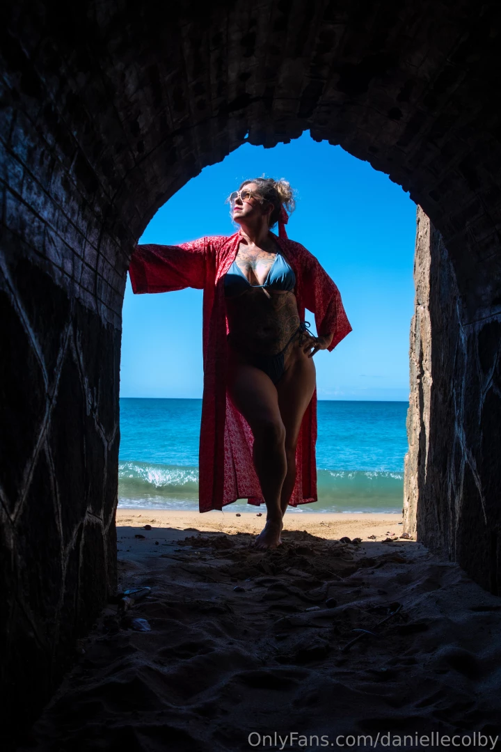 Serving nude realness in the infamous tunnel 