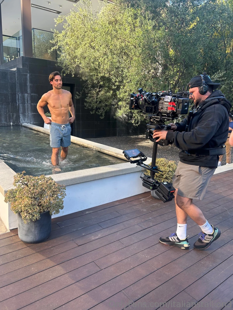 Happy wednesday shoot me a dm 